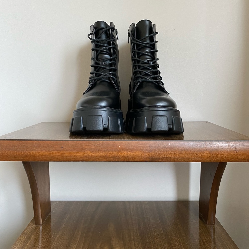 NWT ASOS black, platform, side zip boots. Size 6